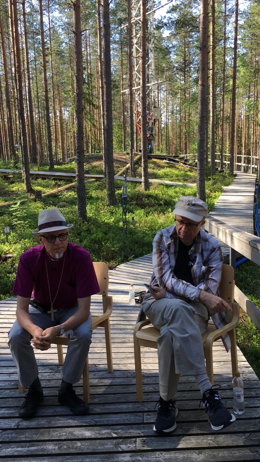 Kuvassa vasemmalla piispa Matti Repo ja hänen vieressään akateemikko Markku Kulmala.