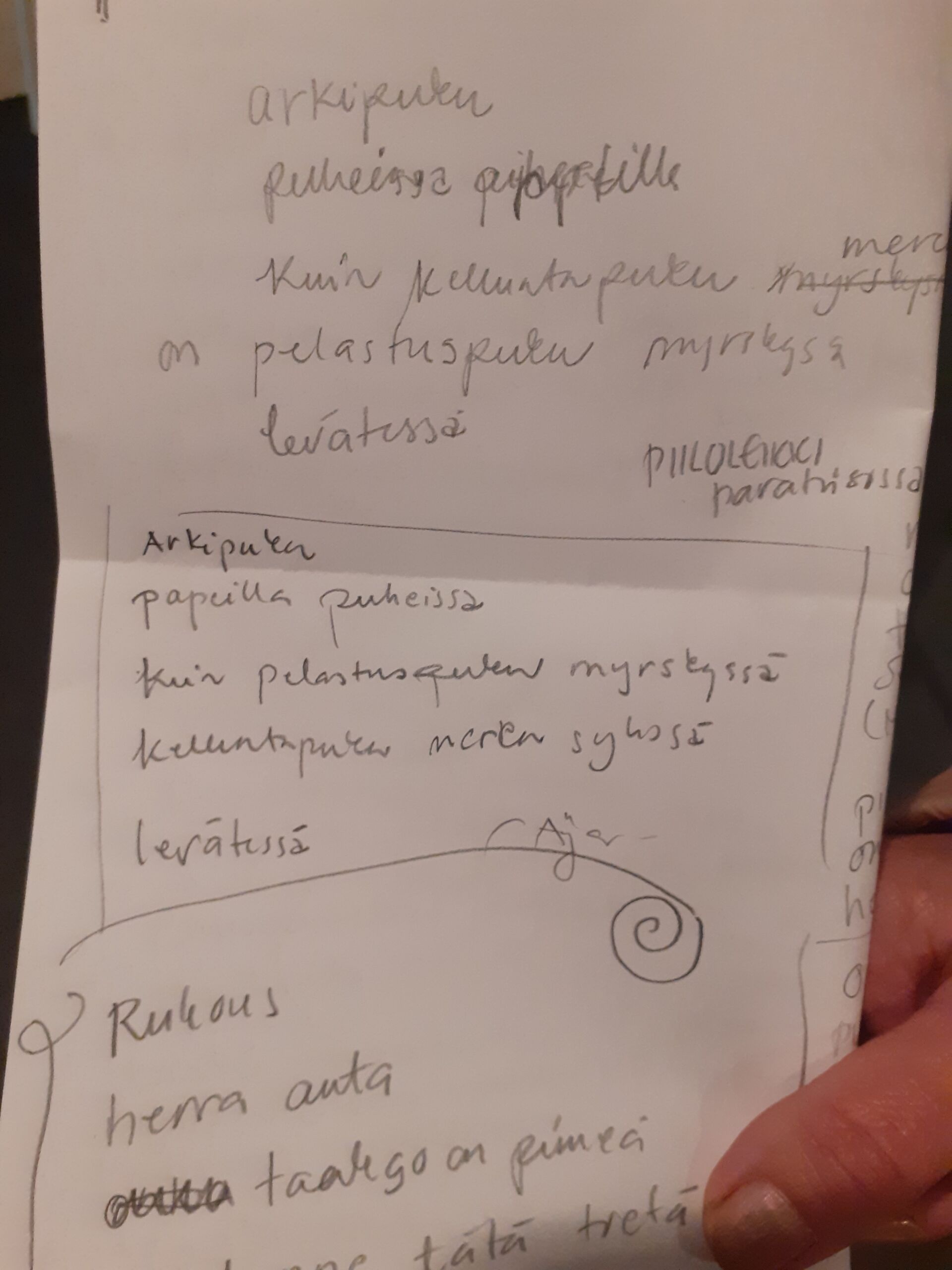 Runotyöpajan osallistujan kirjoitusta valkoisella paperilla.