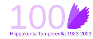 Juhlavuoden 2023 tunnus, jossa teksti 100 - Hiippakunta Tampereella 1923-2023 sekä tyylitellyt siivet. Värinä valkoinen ja purppuran/violetin eri sävyjä
