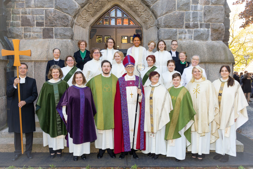 Vihityt, piispa ja avsutajat yhteiskuvassa Tuomiokirkon portailla