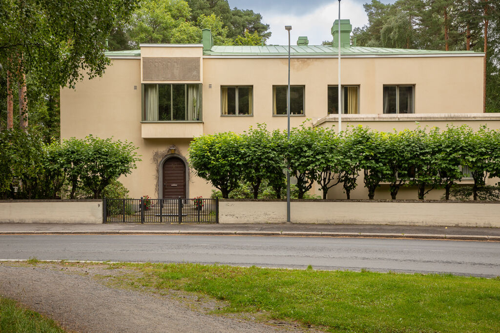 Arkkitehti Gunnar Wahlroosin suunnittelema Tampereen piispantalo.