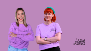 Kuvassa kaksi hymyilevää kouluttajaa. Tausta on lila, samoin kouluttajien paidat. Toisella on vaaleat, olkapäille laskeutuvat hiukset, toisella punaiset hiukset ja niille kiedottu vihreä panta. Molempien kädet ovat ristissä rinnalla. Tekstinä Sua varten somessa.